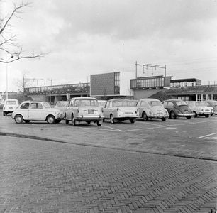 856643 Gezicht op de parkeerplaats bij het N.S.-station Heemstede-Aerdenhout te Heemstede.